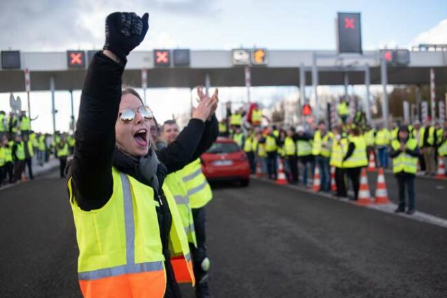 Manifestation de gillets jaunes au peage de la Gravelle entre Rennes et Paris, le 24 novembre.